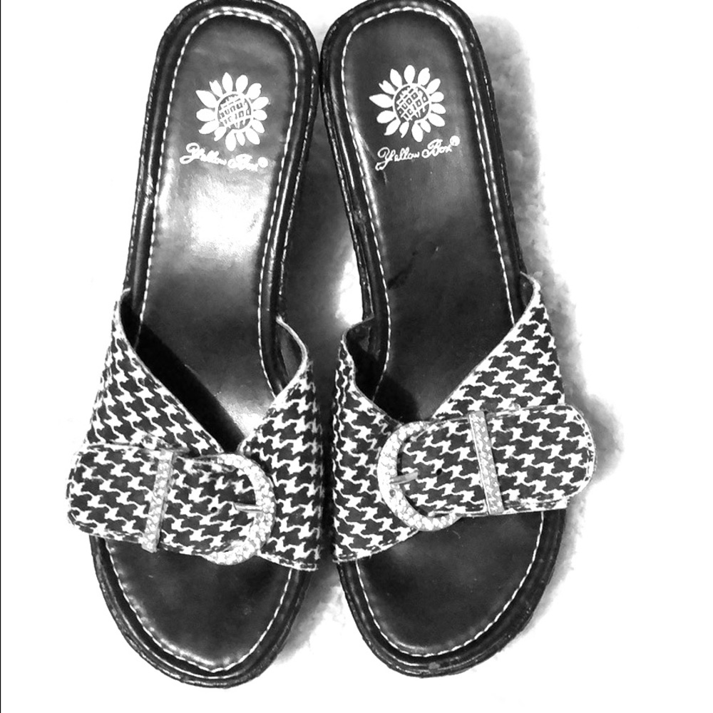YellowBox wedges with houndstooth design sz7